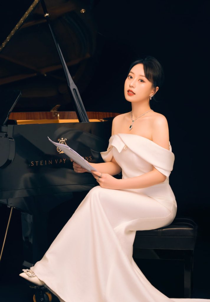 Aveline - Singing and Piano teacher